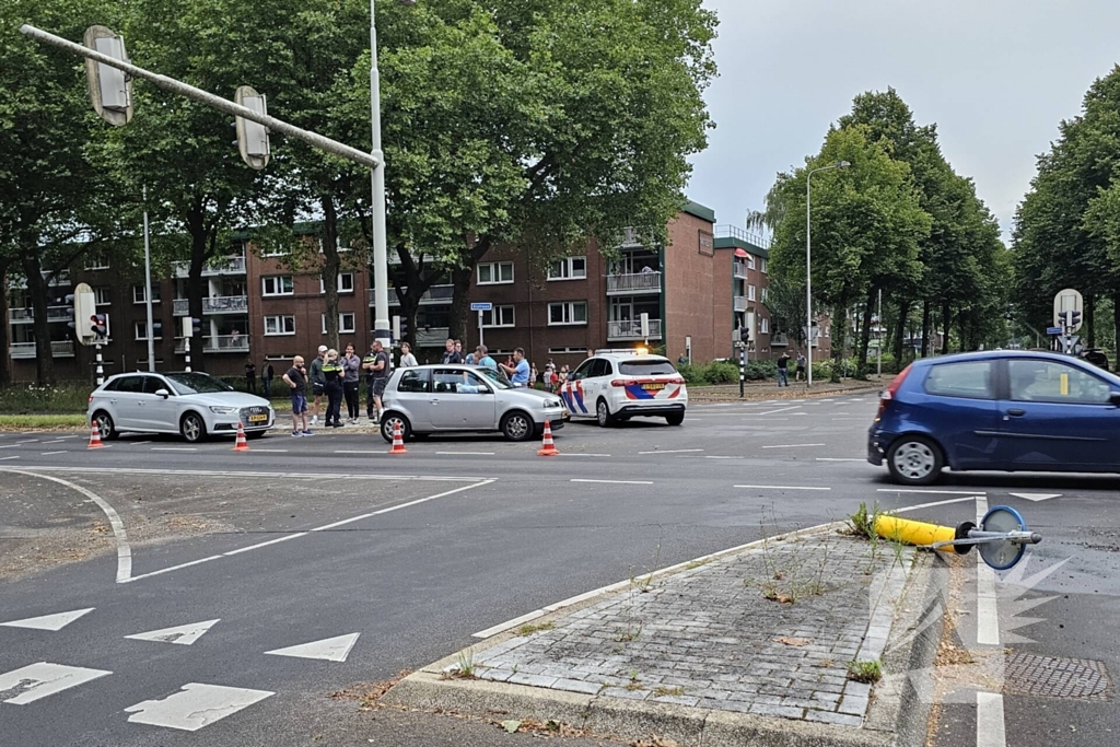 Automobilist rijdt door met zwaar beschadigde auto na kettingbotsing