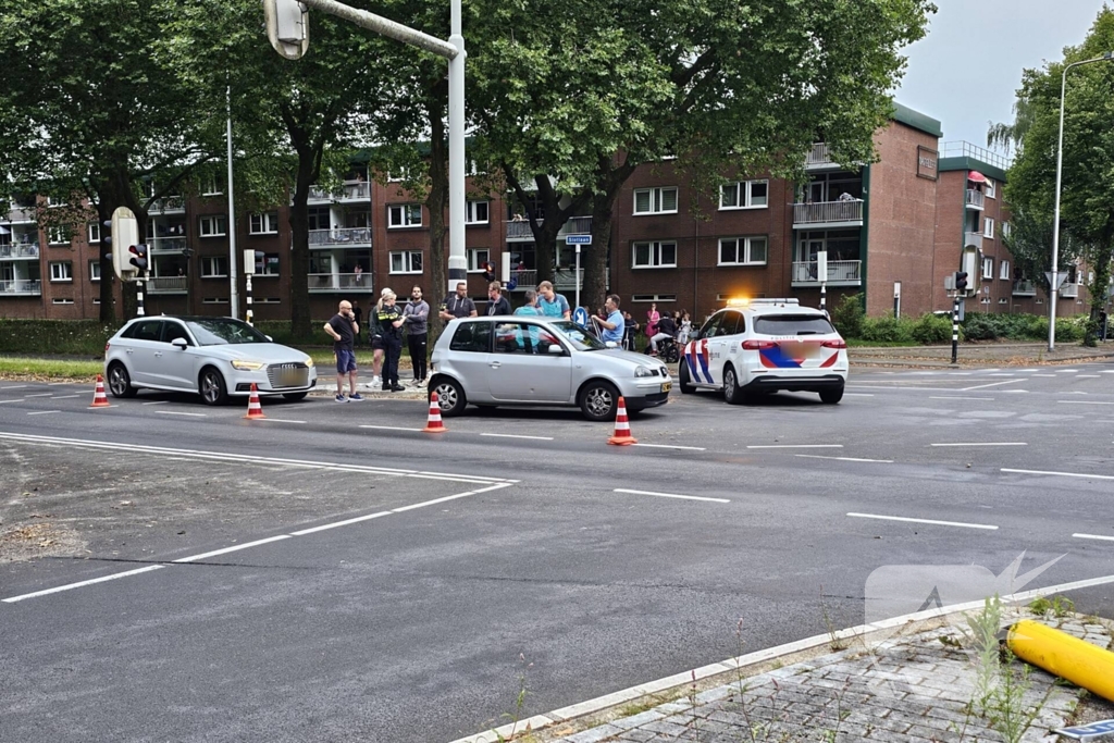 Automobilist rijdt door met zwaar beschadigde auto na kettingbotsing