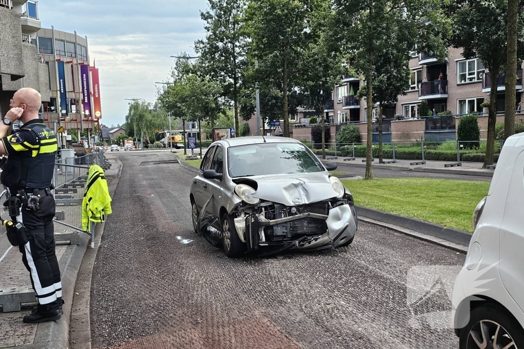 Automobilist rijdt door met zwaar beschadigde auto na kettingbotsing