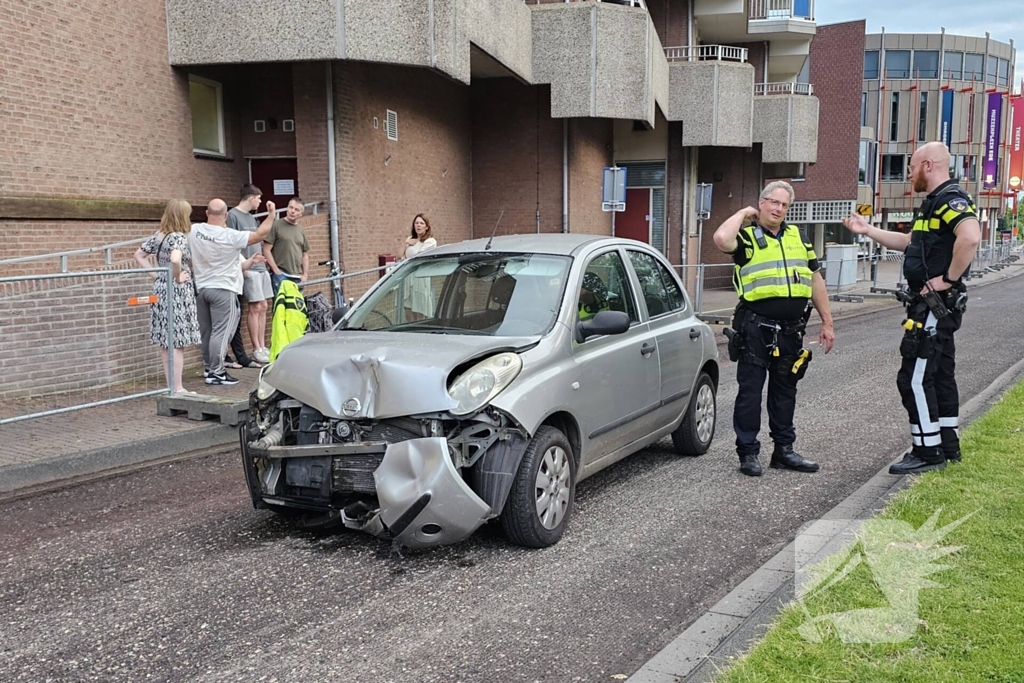 Automobilist rijdt door met zwaar beschadigde auto na kettingbotsing