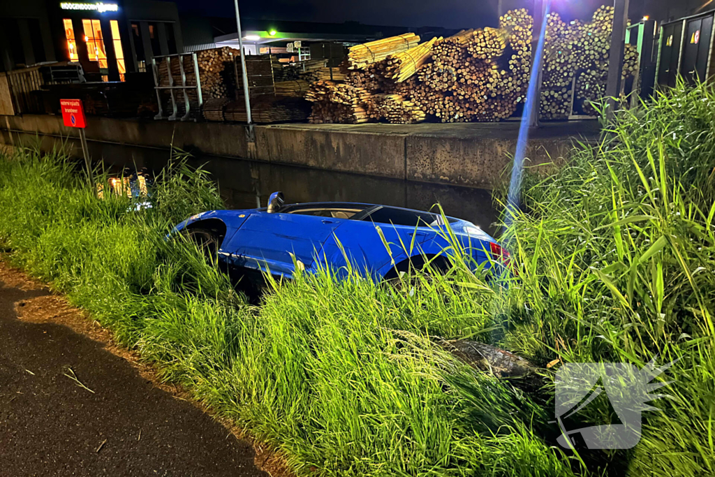 Auto te water na uitwijkmanoeuvre