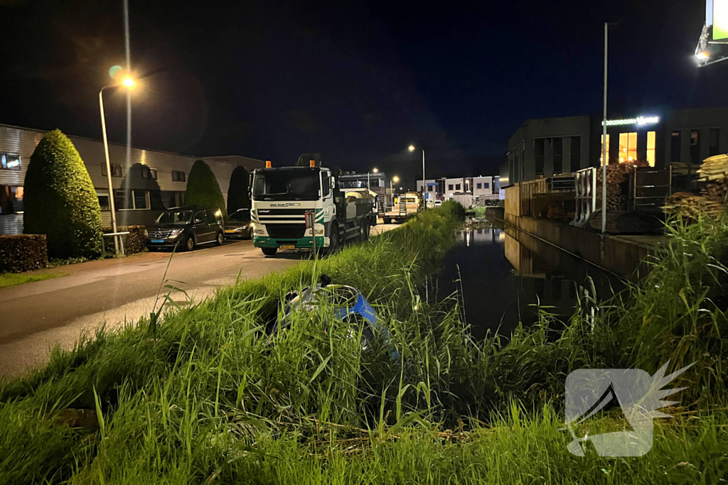 Auto te water na uitwijkmanoeuvre