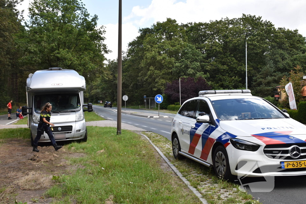 Kind geschept door camper op oversteekplaats