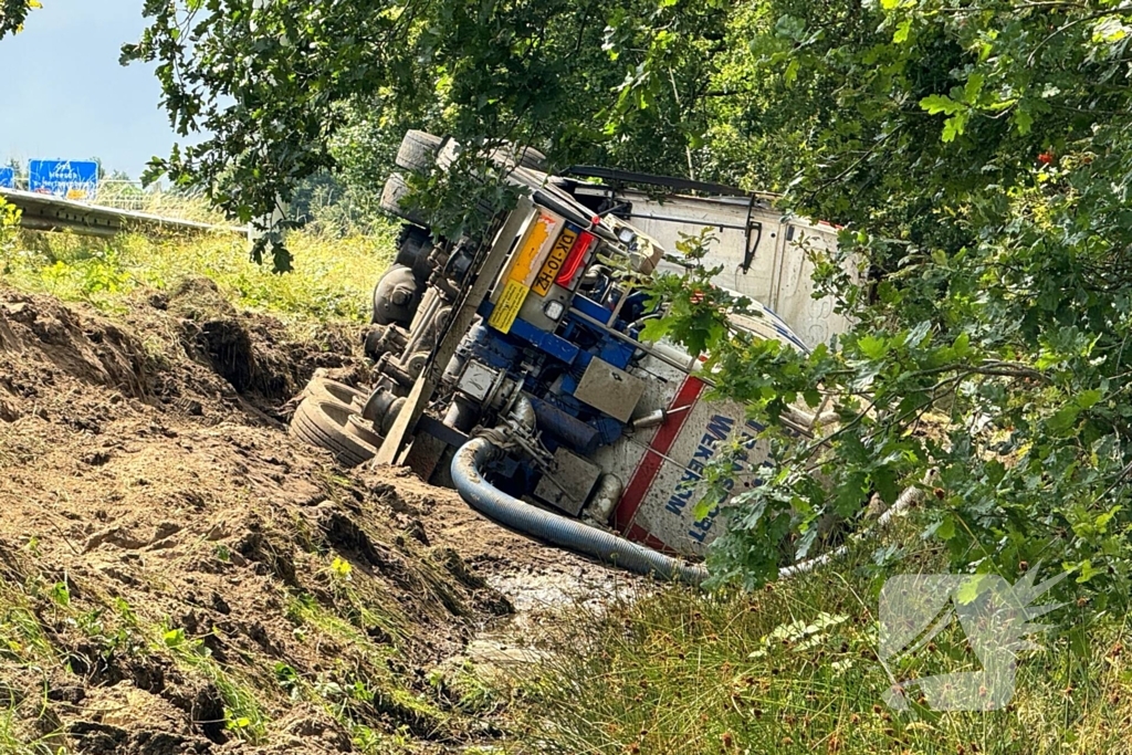 Vrachtwagen raakt van de weg en belandt in sloot