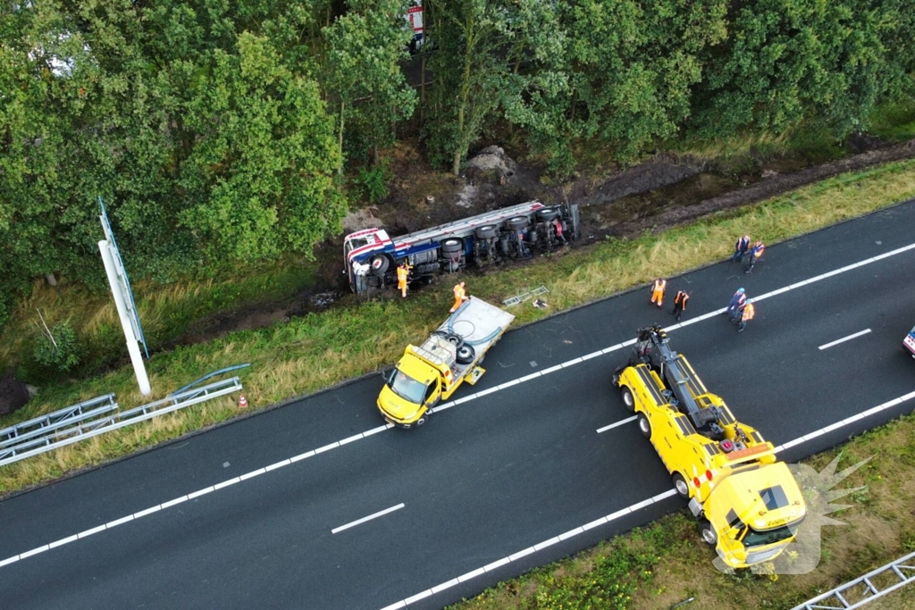 Vrachtwagen raakt van de weg en belandt in sloot