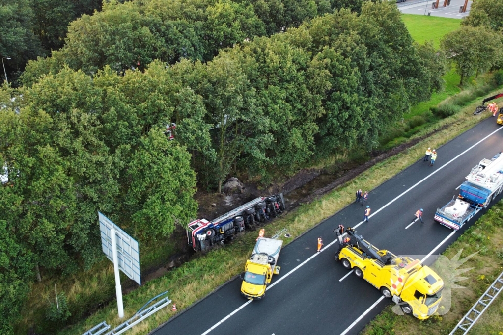 Vrachtwagen raakt van de weg en belandt in sloot