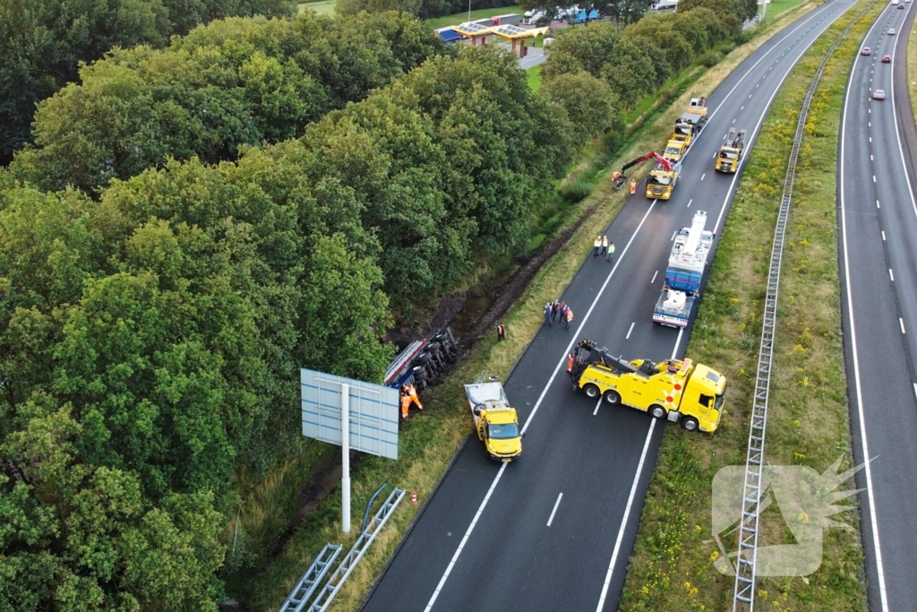 Vrachtwagen raakt van de weg en belandt in sloot