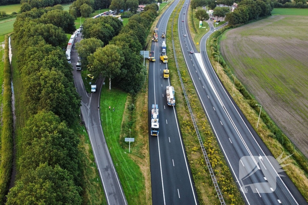 Vrachtwagen raakt van de weg en belandt in sloot