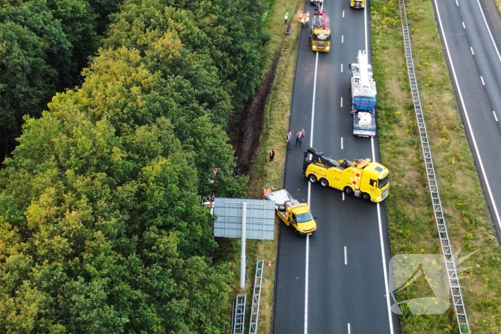 Vrachtwagen raakt van de weg en belandt in sloot