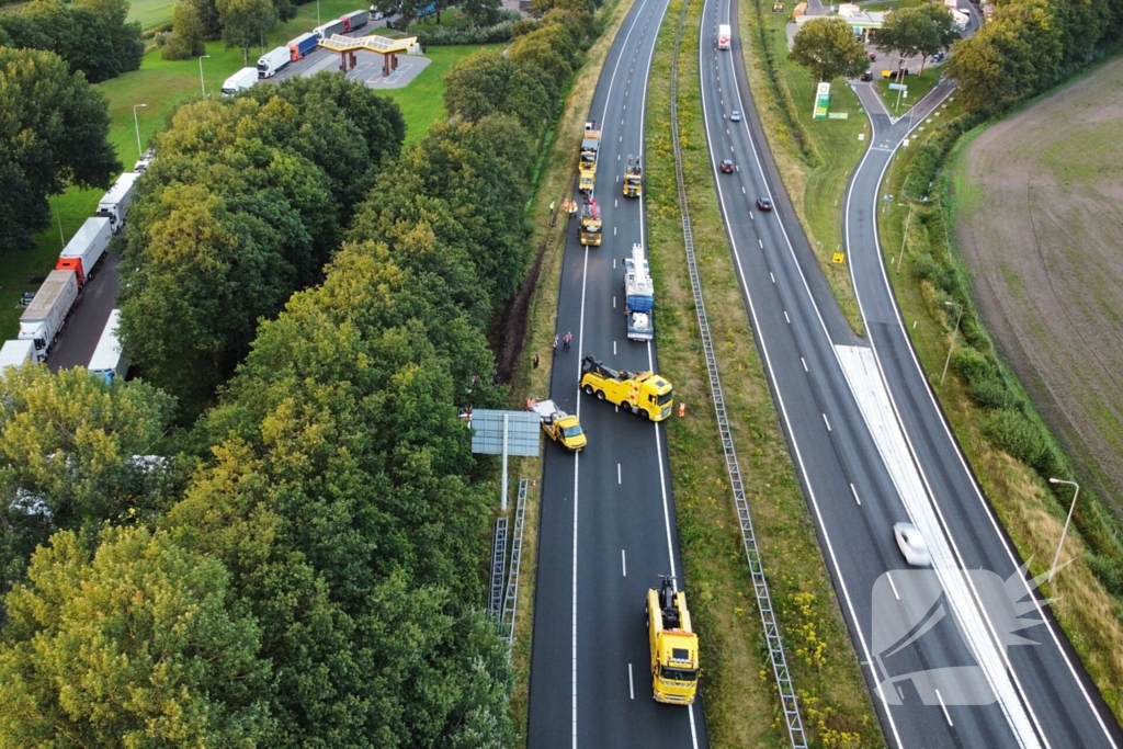 Vrachtwagen raakt van de weg en belandt in sloot