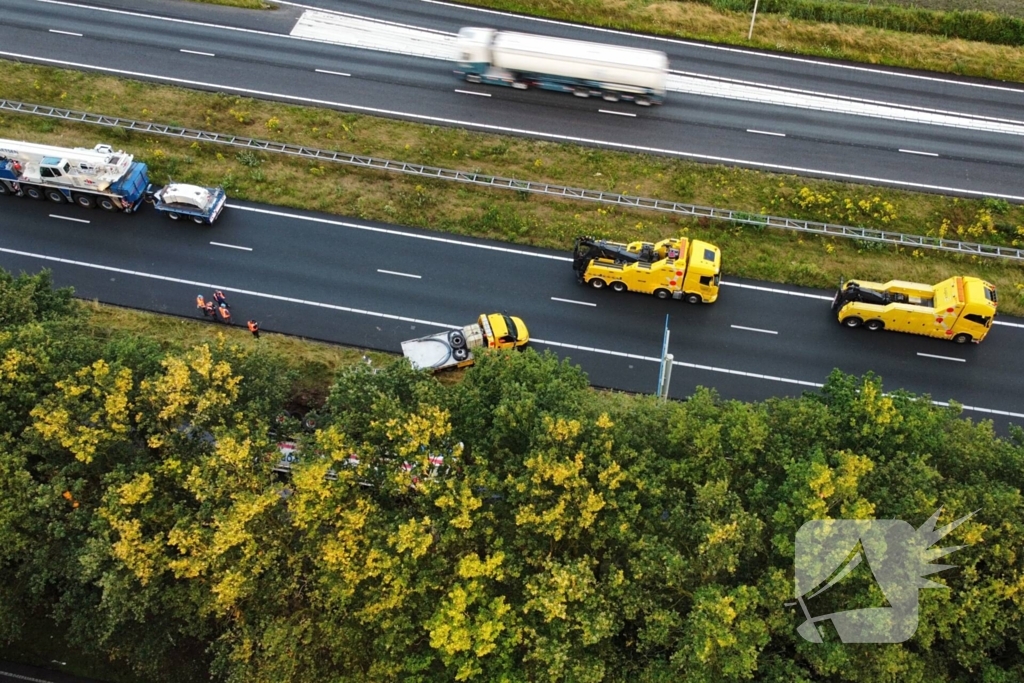 Vrachtwagen raakt van de weg en belandt in sloot