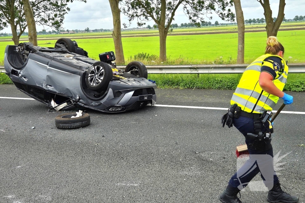 Auto belandt op de kop op snelweg