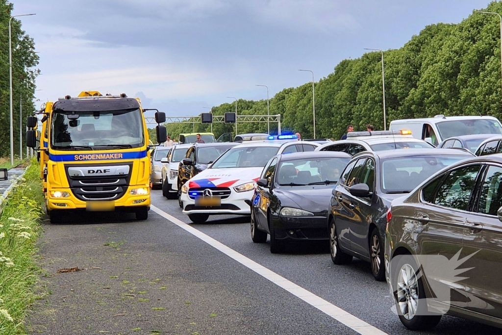 Auto belandt op de kop op snelweg