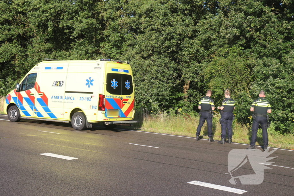 Bestuurder raakt macht over het stuur kwijt en belandt naast de weg