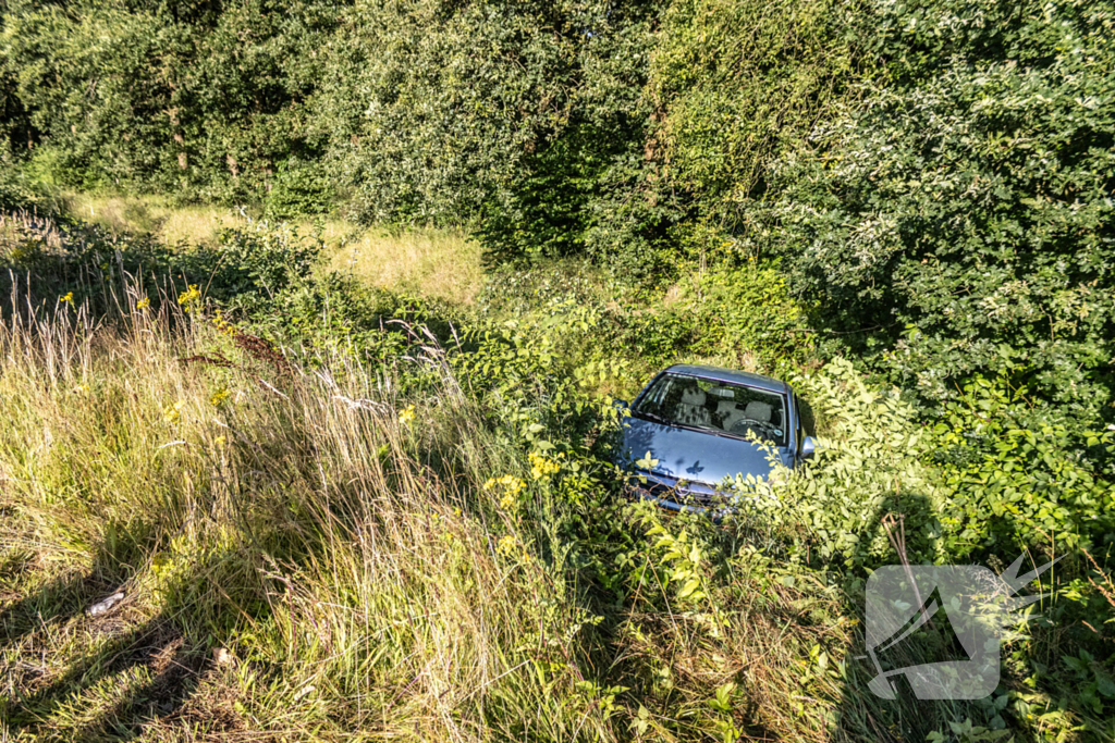 Bestuurder raakt macht over het stuur kwijt en belandt naast de weg