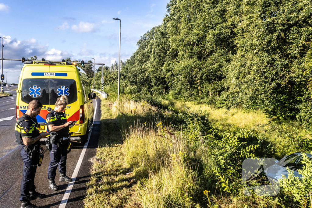 Bestuurder raakt macht over het stuur kwijt en belandt naast de weg