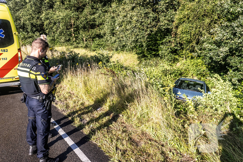 Bestuurder raakt macht over het stuur kwijt en belandt naast de weg