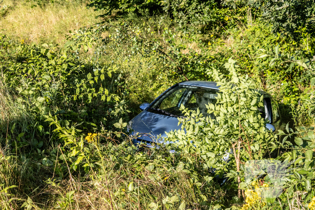 Bestuurder raakt macht over het stuur kwijt en belandt naast de weg