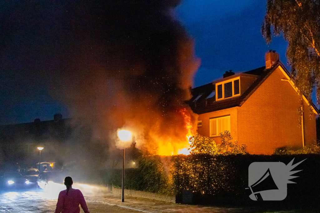 Uitslaande brand in schuur van woning