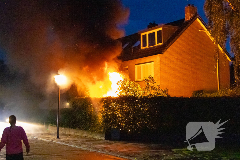 Uitslaande brand in schuur van woning