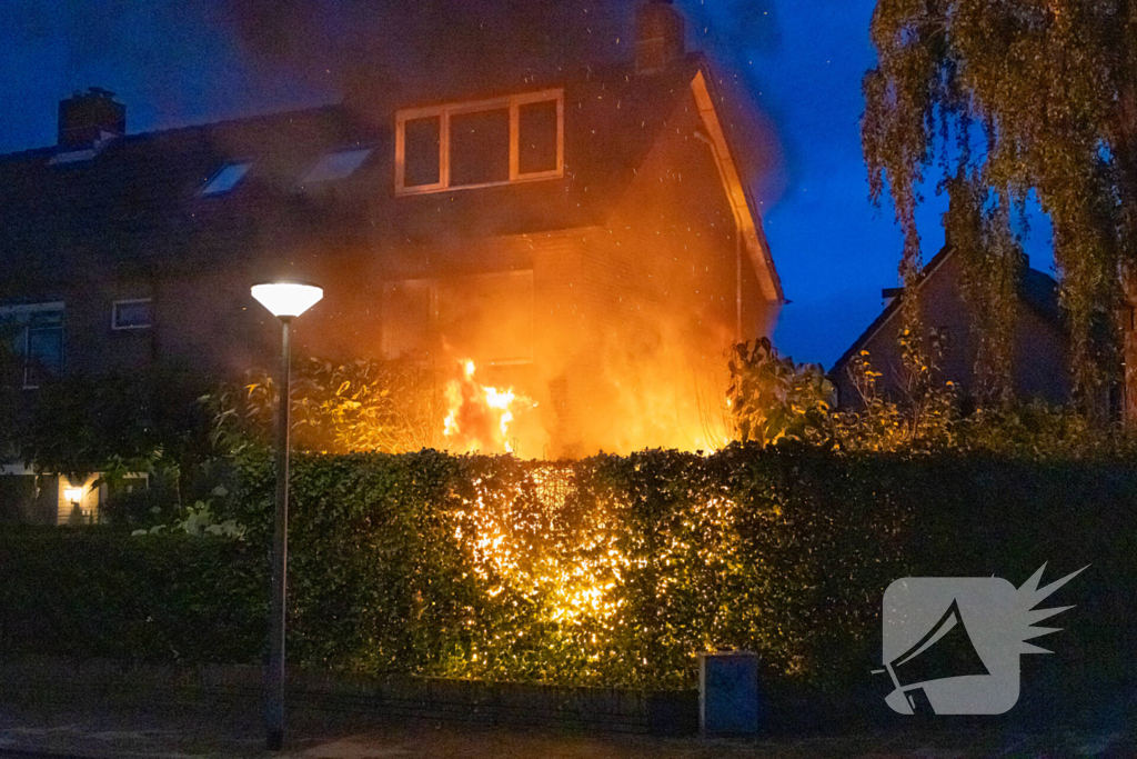 Uitslaande brand in schuur van woning