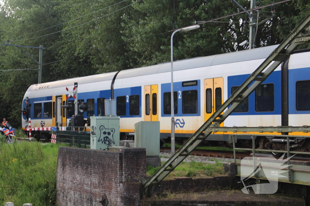 Lange tijd geen trein en vaarverkeer door aanrijding op spoor