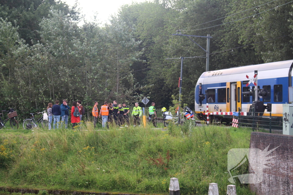 Lange tijd geen trein en vaarverkeer door aanrijding op spoor