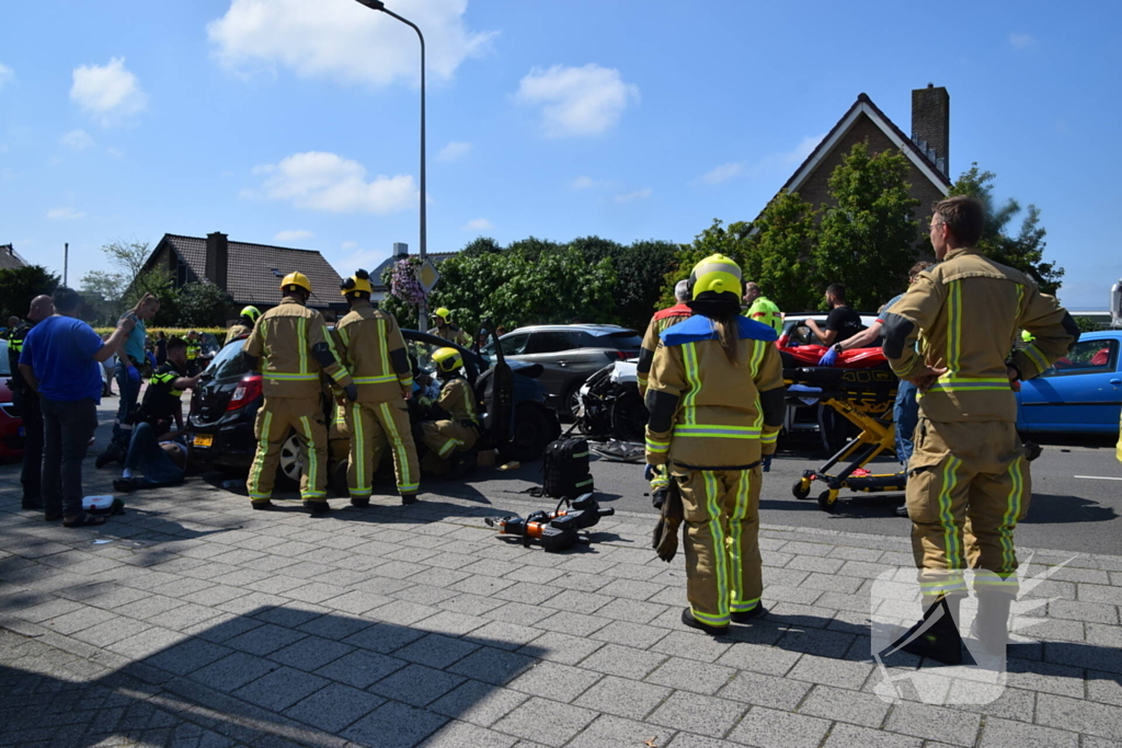 Twee auto's botsen frontaal op elkaar