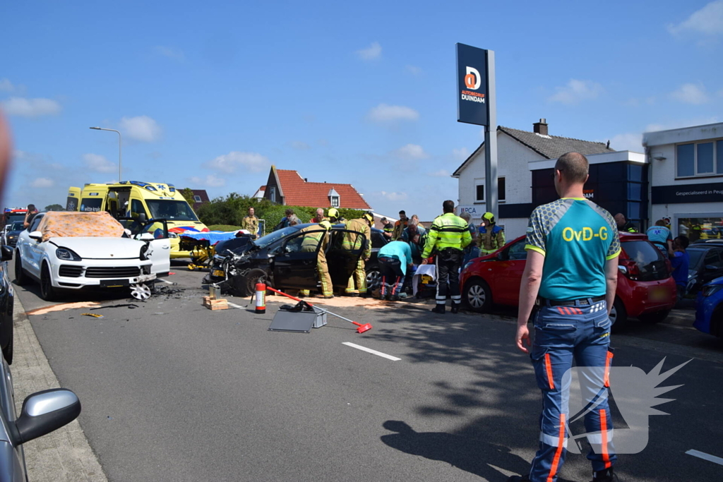 Twee auto's botsen frontaal op elkaar