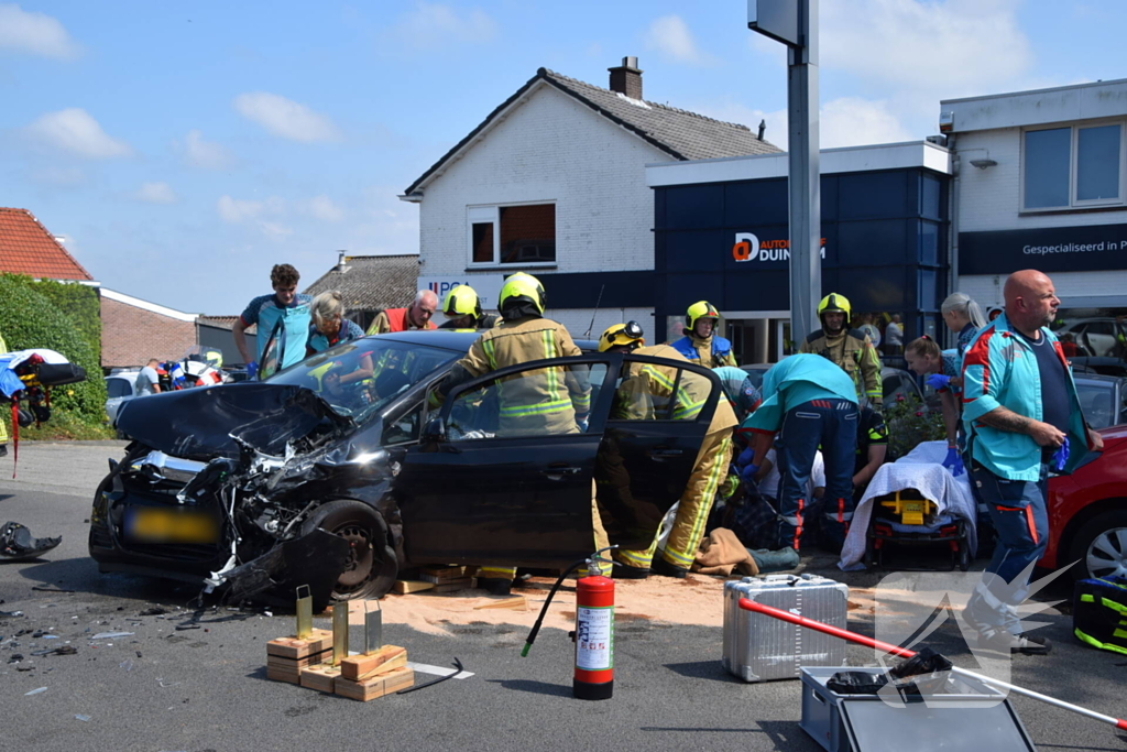 Twee auto's botsen frontaal op elkaar