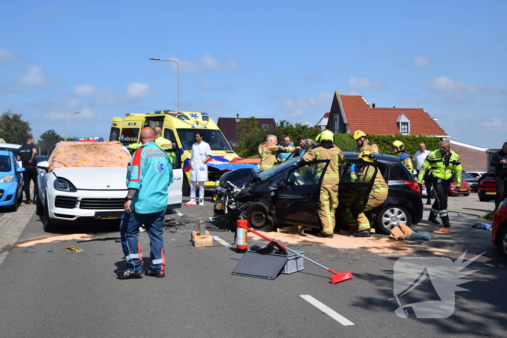 Twee auto's botsen frontaal op elkaar