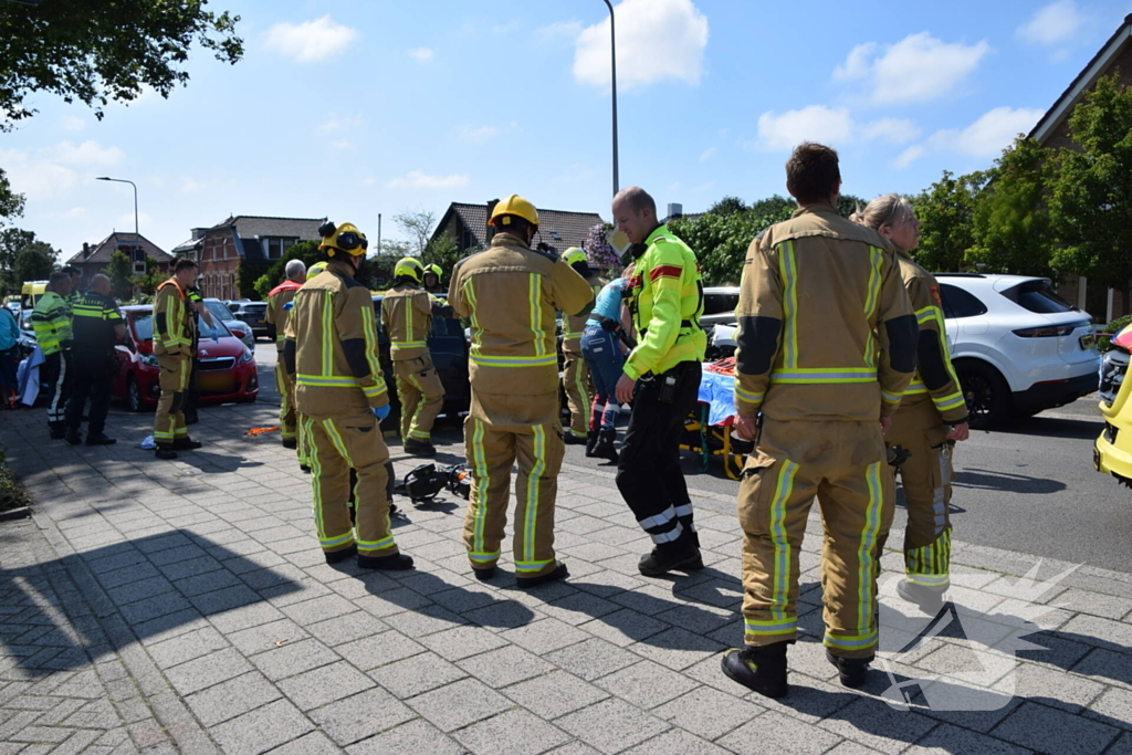 Twee auto's botsen frontaal op elkaar