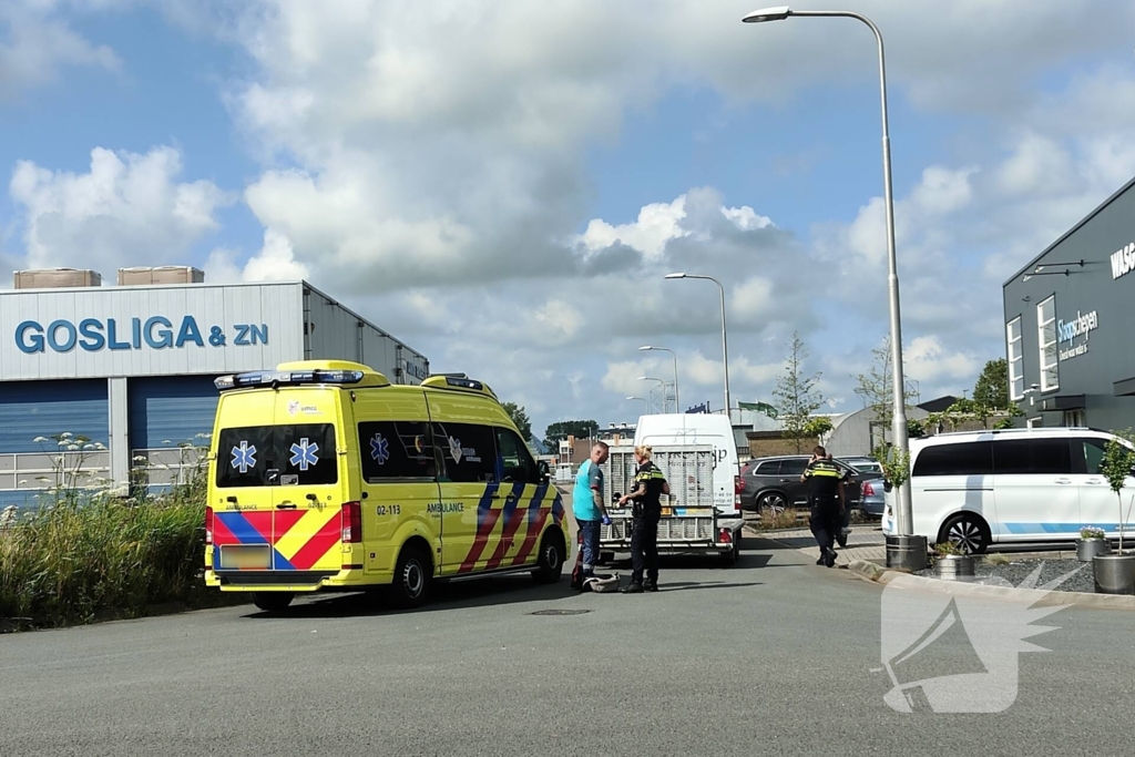 Fietser ziet bestelbus met aanhanger over het hoofd