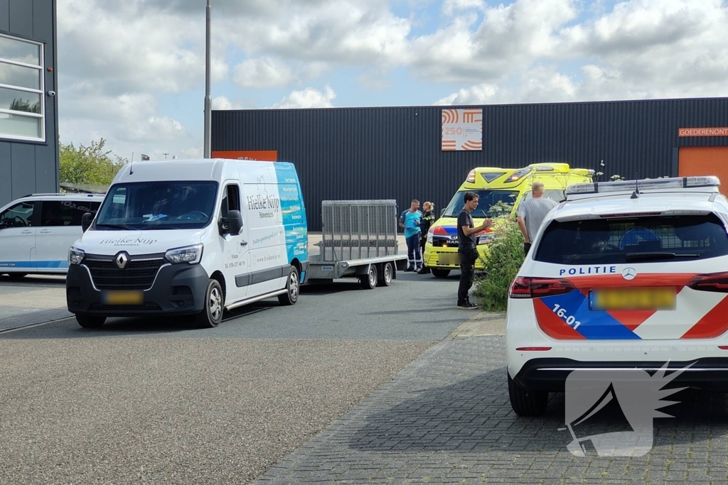 Fietser ziet bestelbus met aanhanger over het hoofd