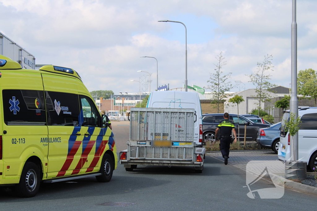 Fietser ziet bestelbus met aanhanger over het hoofd