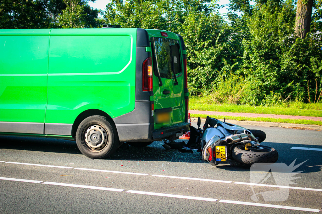 Motorrijder klapt achterop bestelbus