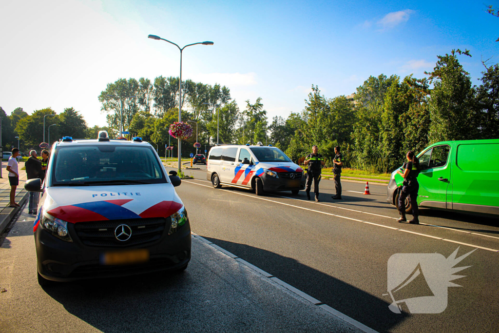 Motorrijder klapt achterop bestelbus