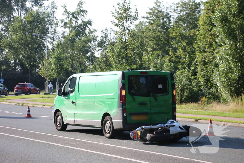 Motorrijder klapt achterop bestelbus