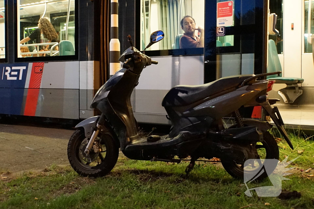 Opzittenden scooter gewond bij botsing met tram