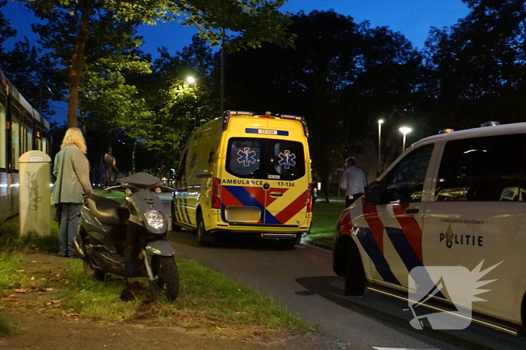 Opzittenden scooter gewond bij botsing met tram