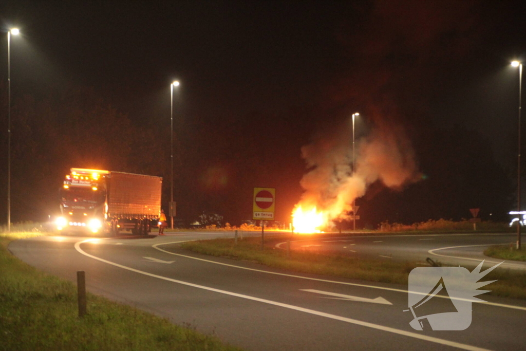 Flinke rookontwikkeling bij felle autobrand