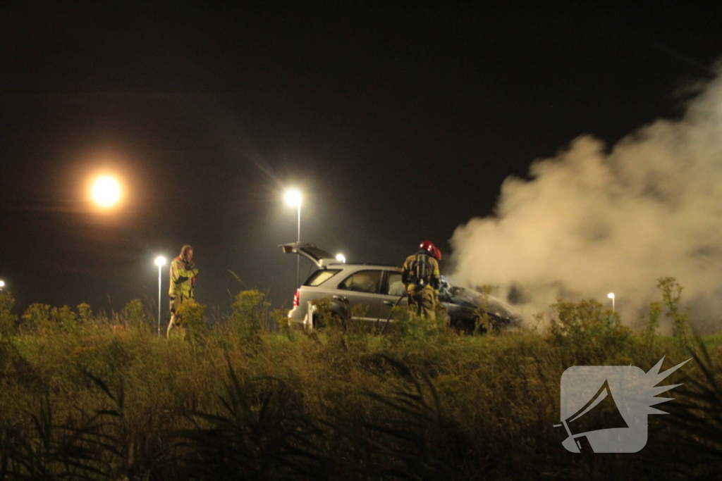 Flinke rookontwikkeling bij felle autobrand