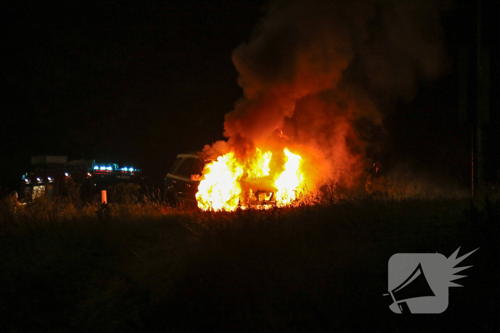 Flinke rookontwikkeling bij felle autobrand