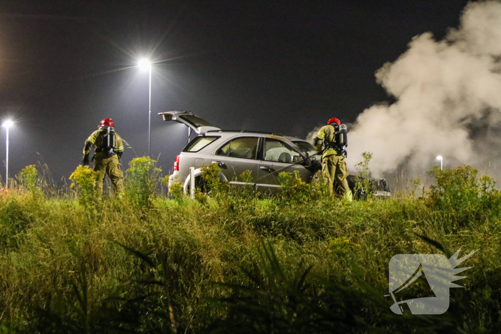 Flinke rookontwikkeling bij felle autobrand