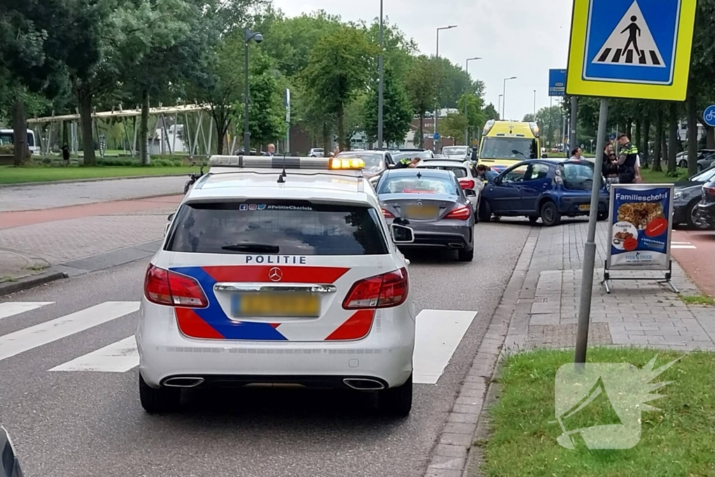 Twee voertuigen met elkaar in botsing op kruising