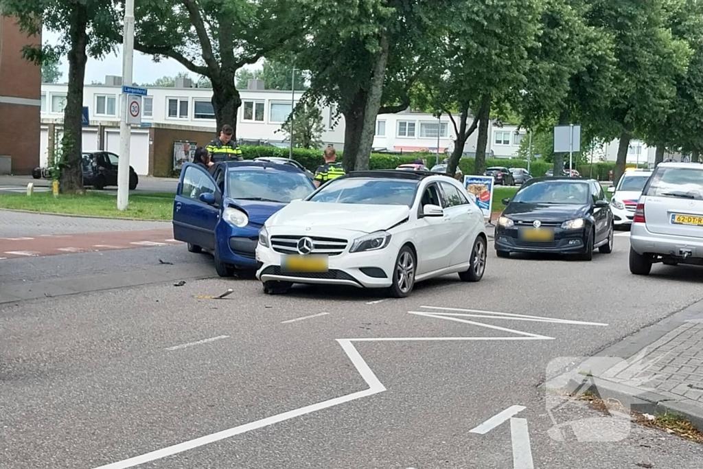 Twee voertuigen met elkaar in botsing op kruising