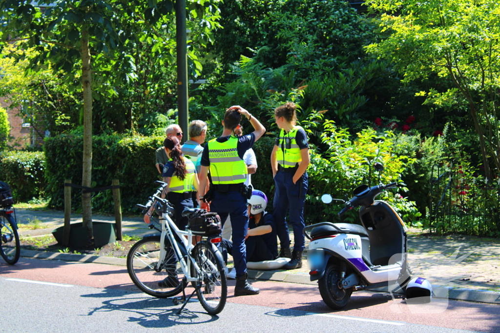 Scooterrijder gaat onderuit met deelscooter