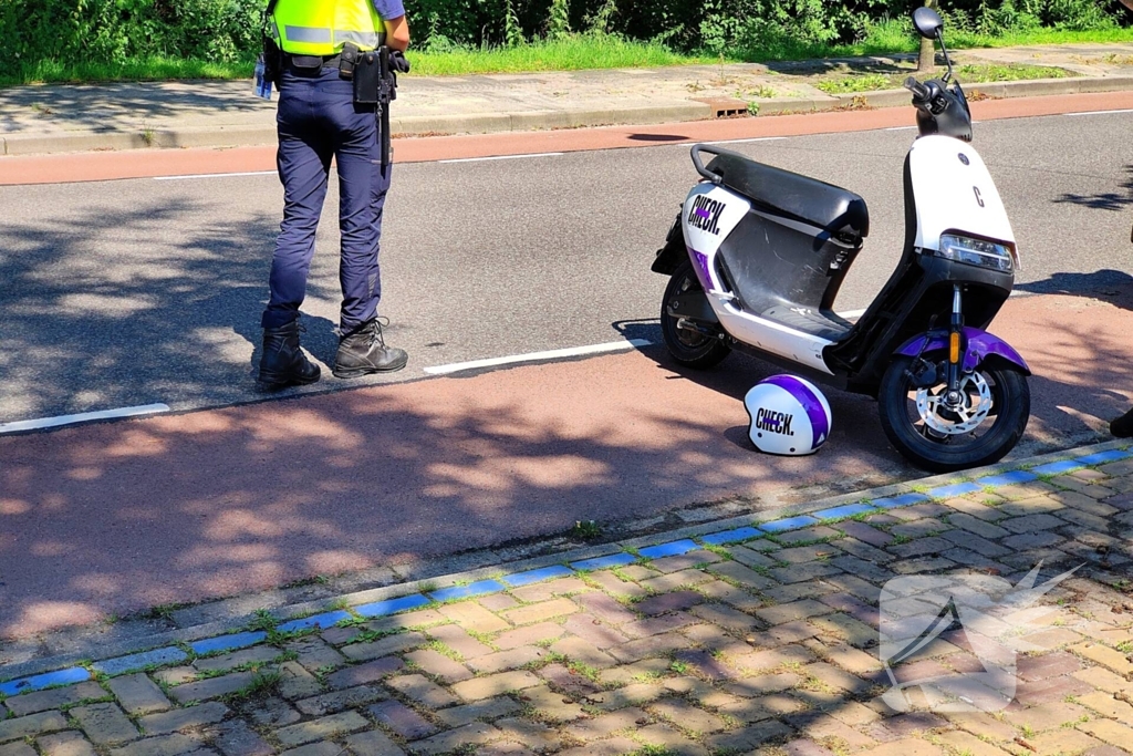 Scooterrijder gaat onderuit met deelscooter