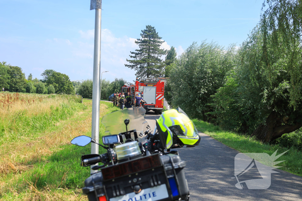 Brandweer blust brand in rietenkap van woning