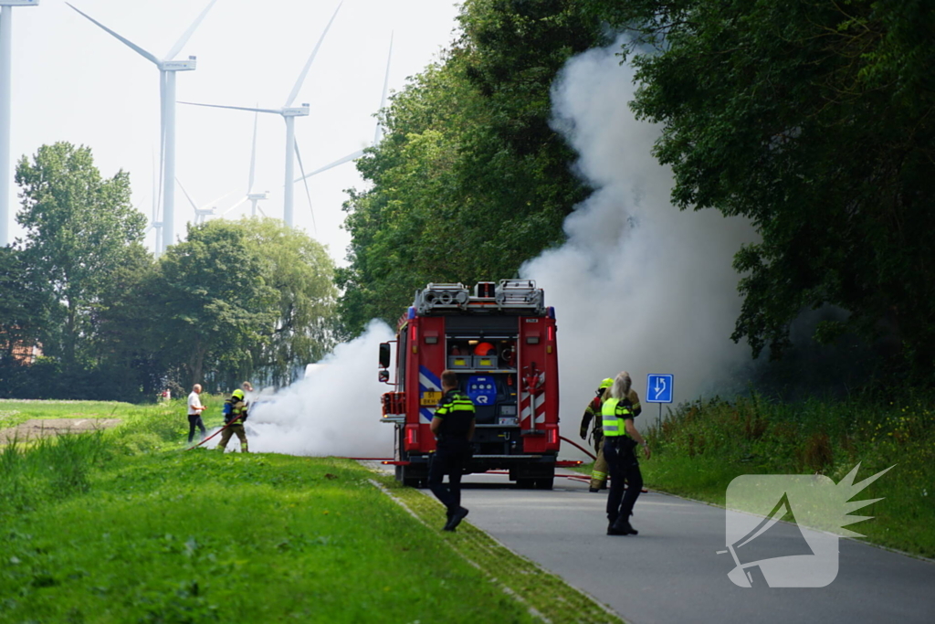 Personenauto vliegt tijdens rijden in brand